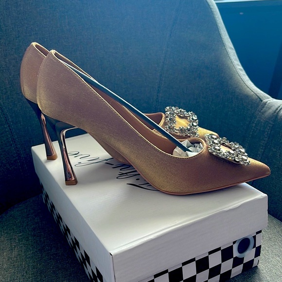 Woman’s Gold Heels - Picture 2 of 3